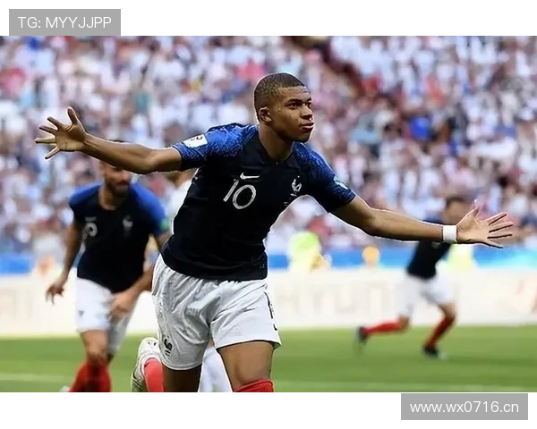 凯恩与姆巴佩时代之争：全能中锋与闪电前锋的战术角色差异