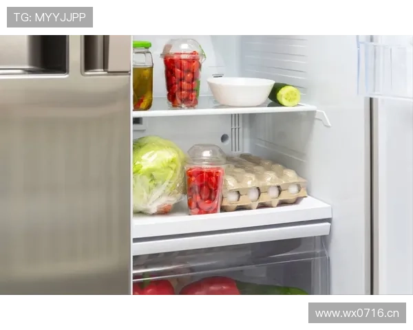 恩比德家的冰箱里塞满了香槟，训练完直接对瓶吹