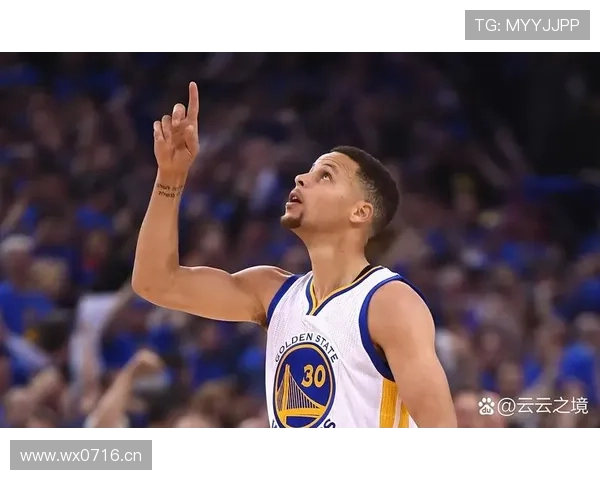 库里无球跑动拉开空间，三分效率领跑后卫